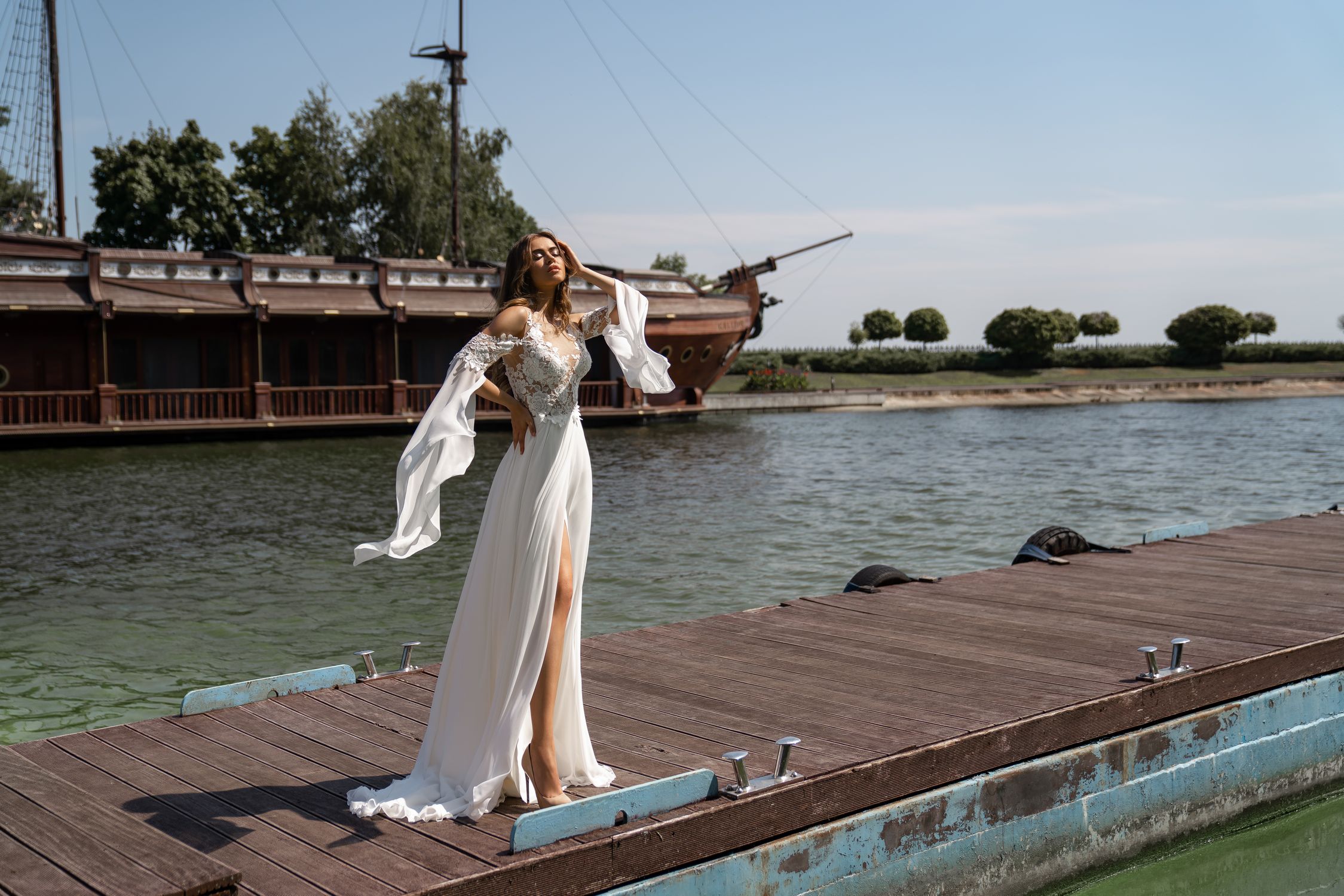 Beach Wedding Dresses Sheer Jewel Neck Lace Appliques Long Sleeve Bridal Gowns Girls Backless Sweep Train Side Split Wedding Dress