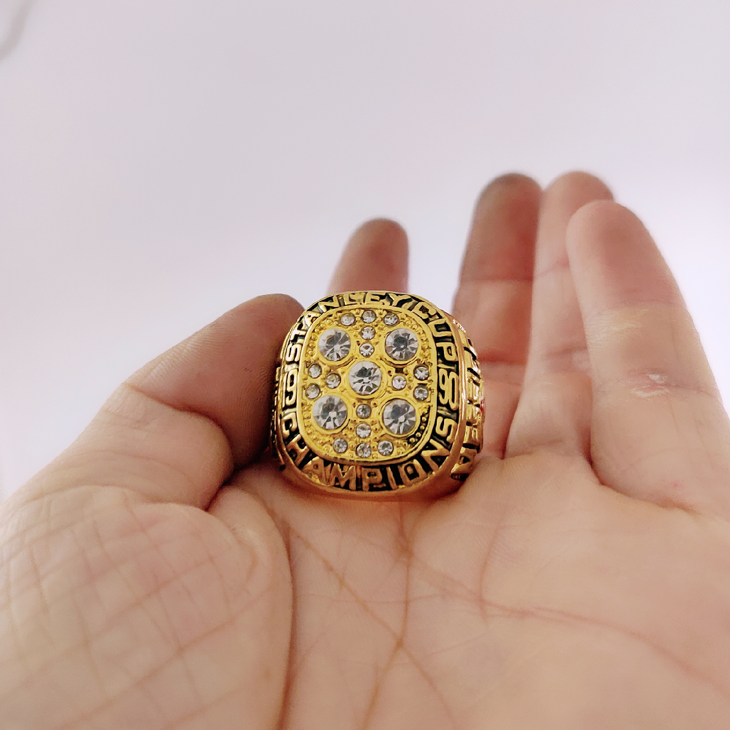 EDMONTON 1990 OILERS STANLEY CUP CHAMPIOSHIP Ring Christmas Fan Men Gift wholesale, Golden;silver
EDMONTON 1990 OILERS STANLEY CUP CHAMPIOSHIP Ring Christmas Fan Men Gift wholesale, Golden;silver