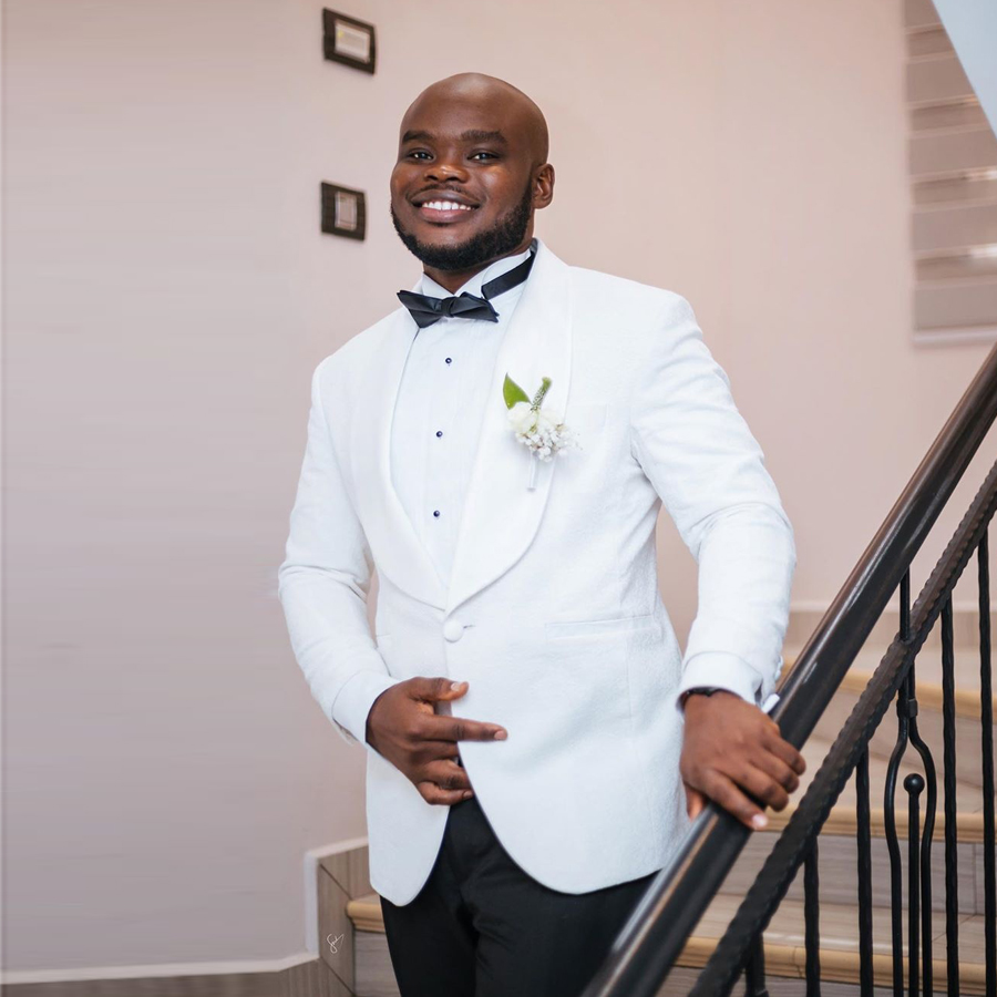 Handsome White Two Pieces Mens Suits Slim Fit Wedding Grooms Tuxedos Shawl Lapel Formal Blazer One Button Prom Suit (Jacket+Pants+Bow Tie)