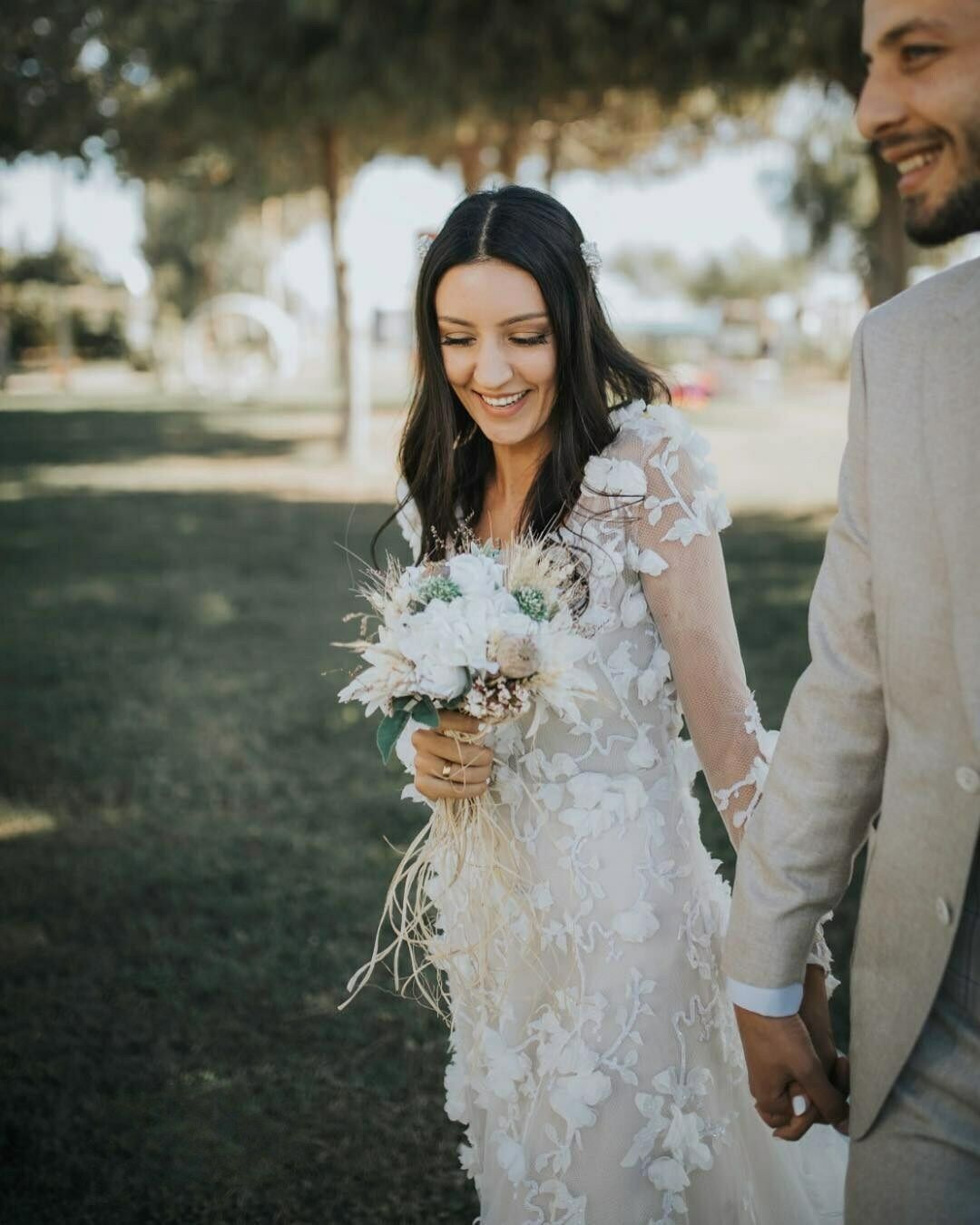 Beach Wedding Dresses 3D Flower Appliques Sheer Long Sleeve Lace Bridal Gowns V Neck Backless Sweep Train Wedding Dress