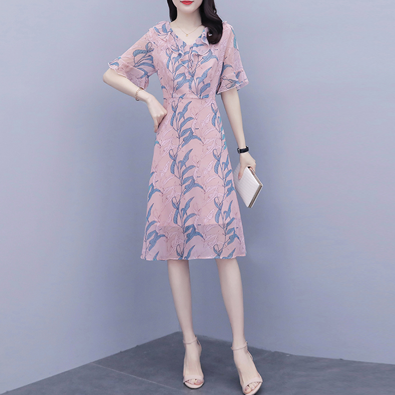 Chiffon Dress Women 2020 Summer New Lotus Leaf V-neck Trumpet Sleeve Dresses Plus Size Temperament Slim Elegant Dress 5XL G045, Pink
Chiffon Dress Women 2020 Summer New Lotus Leaf V-neck Trumpet Sleeve Dresses Plus Size Temperament Slim Elegant Dress 5XL G045, Pink