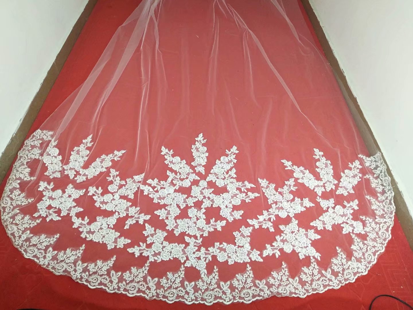 Real Pictures Lace Wedding Veils With Appliques One Layers Cathedral Length 3M Long Bridal Veil With Comb