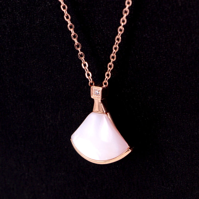 The new small diamond sector necklace rose for woman jewelry South Korea fashion titanium steel rose gold plated collar bone chain gift
The new small diamond sector necklace rose for woman jewelry South Korea fashion titanium steel rose gold plated collar bone chain gift