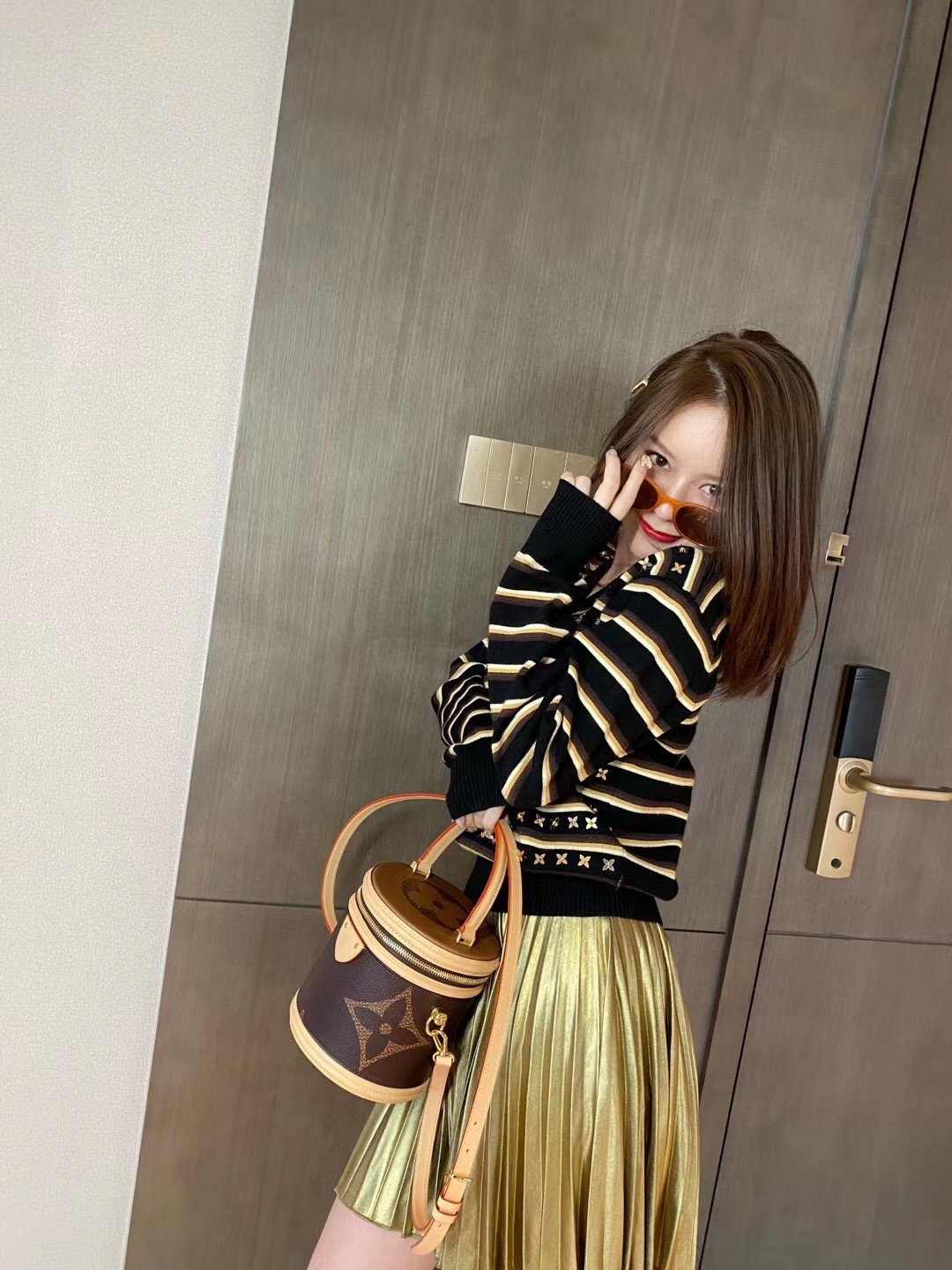 Spring/Summer 2020 High-end Quality Fashion Lady's Wool Blended V-neck Hand-made Golden Pointed Petal Sweater S-L
