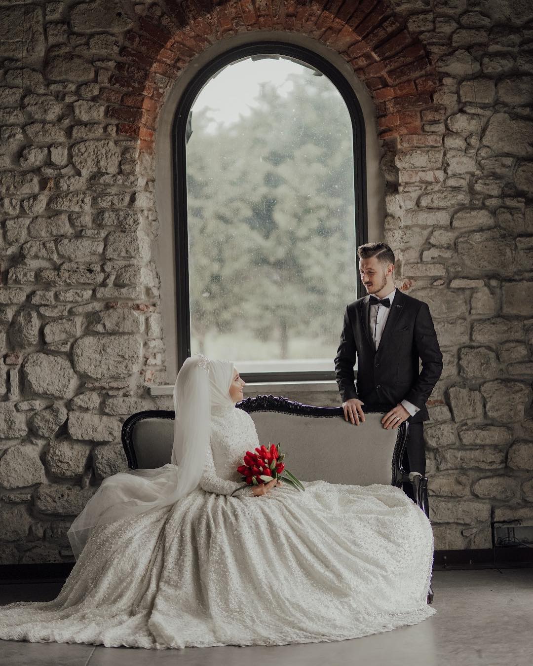 Luxury Muslim Wedding Dresses With Hijab Long Sleeve Beads Lace Plus Size Saudi Arabic Bridal Gowns Chapel robe de mariée