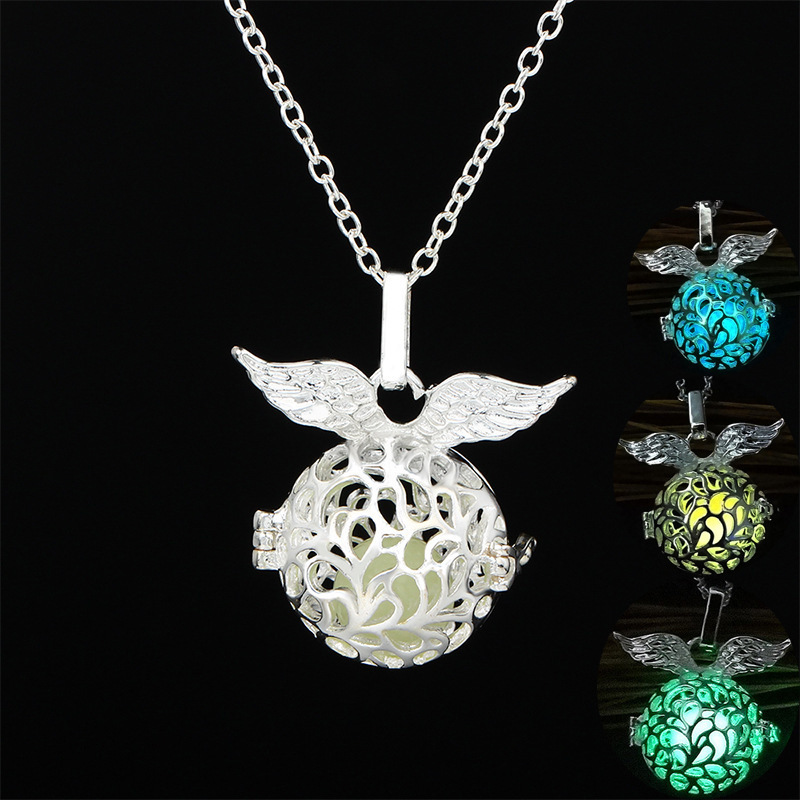 Hollow Out Angel Wing Noctilucent Pendeloque Cut Necklace Can Open Silver Box Luminescence Ornaments
Hollow Out Angel Wing Noctilucent Pendeloque Cut Necklace Can Open Silver Box Luminescence Ornaments