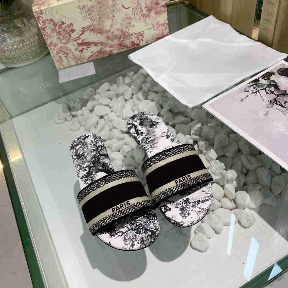 2020 Fashion Summer luxury woman Paris beach Alphabet Slippers Flip flop Designer Rough sandals Knitted cloth Embroidery slippers EUR35-42, 16
2020 Fashion Summer luxury woman Paris beach Alphabet Slippers Flip flop Designer Rough sandals Knitted cloth Embroidery slippers EUR35-42, 16