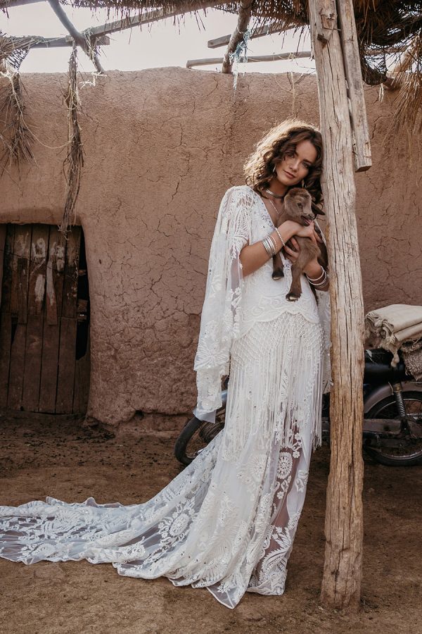 Vintage Bohemian Dresses With Wrap Lace Appliqued Sweep Train V Neck Tassel Hollow Back Beach Wedding Dress Plus Size Bridal Gowns