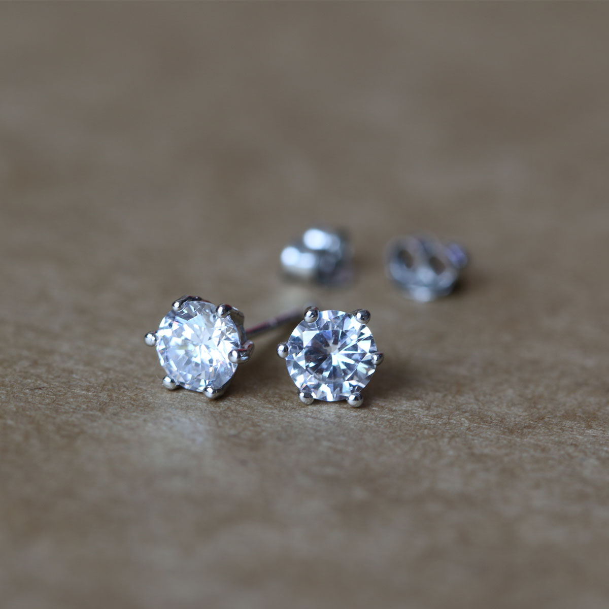 Fashion-925 Sterling Silver Six-Claw Stud Earrings for Women Fashion White Zircon Earrings Wedding Jewelry