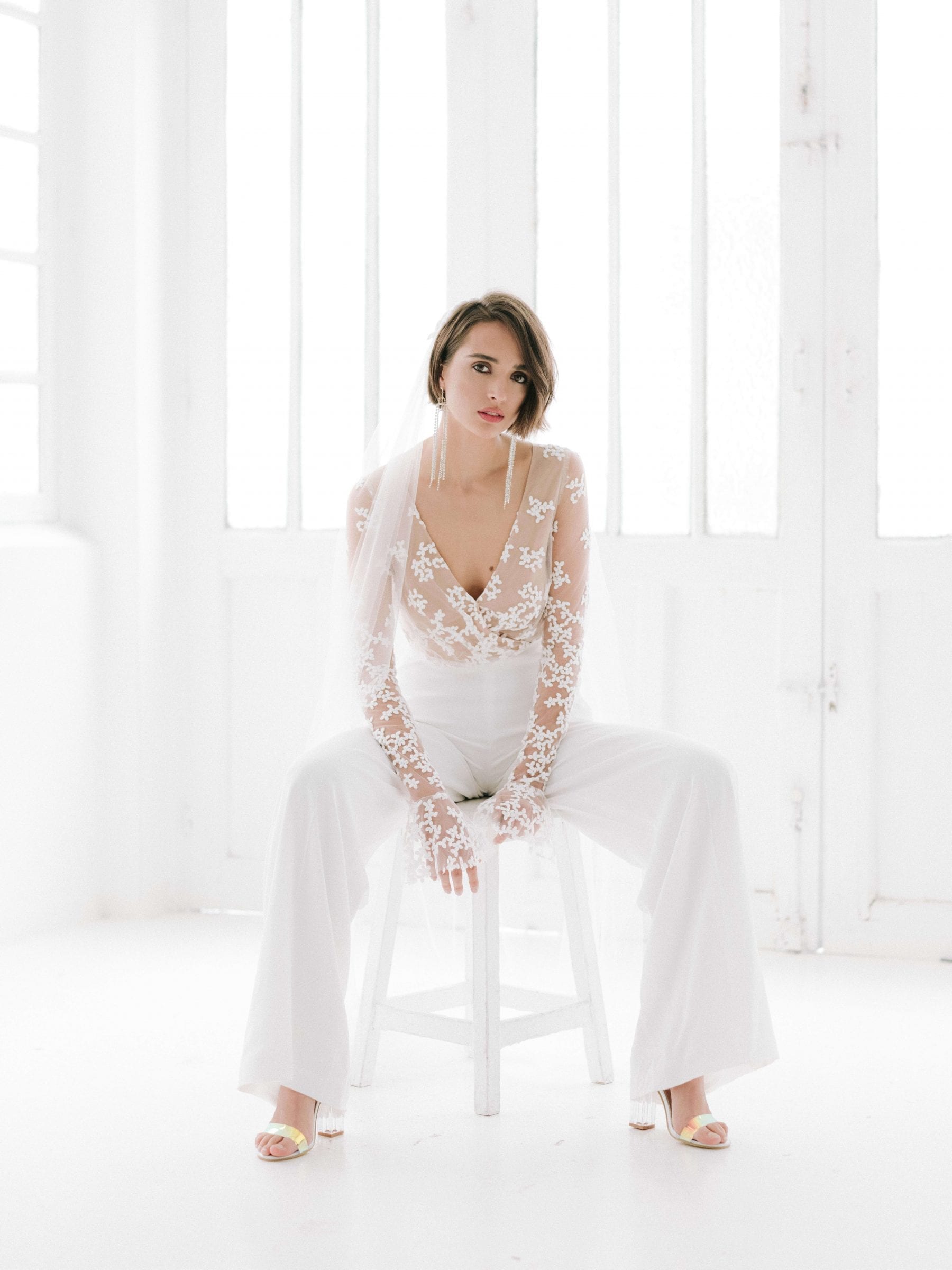 2020 White Wedding Pantsuits V Neck Lace Appliqued Long Sleeve Bridal Jumpsuit Formal Pants Outfit Ankle Length Wedding Gowns
