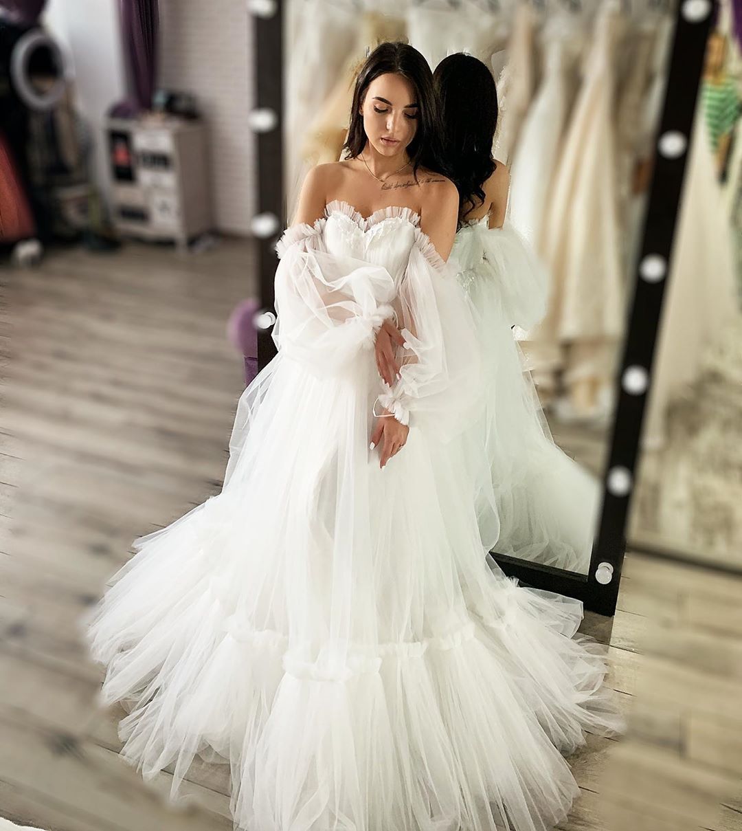 Tulle Wedding Dresses Off Shoulder Ruffles Poet Long Sleeve Backless Sweep Train Bridal Gowns robes de mariée