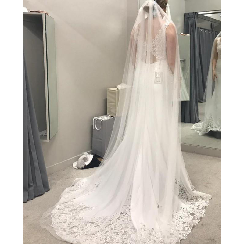 Elegant White Wedding Dresses V-Neck Lace Appliques with Court Train Mermaid Wedding Dresses Unique Back Design Bridal Gowns robe de soiree