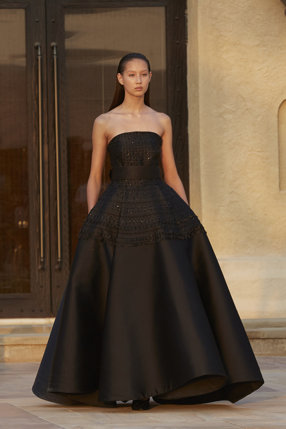 High Low Black Evening Dresses With Beaded Strapless A Line Sweep Train Satin Prom Dress Party Wear Custom Made Formal Occasion Gowns