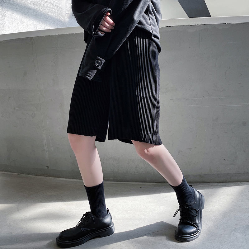 EWQ / men's wear Summer new 2020 pleated fabric black loose shorts for male korean trendy male's casual knee length pants 9Y2618 CX200701