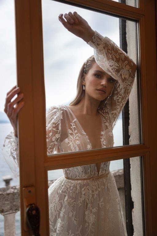 Wedding Dresses Deep V Neck Appliqued Bow Sashes Backless Bridal Gown Long Sleeves Ruffle Sweep Train Custom Made Robes De Mariée