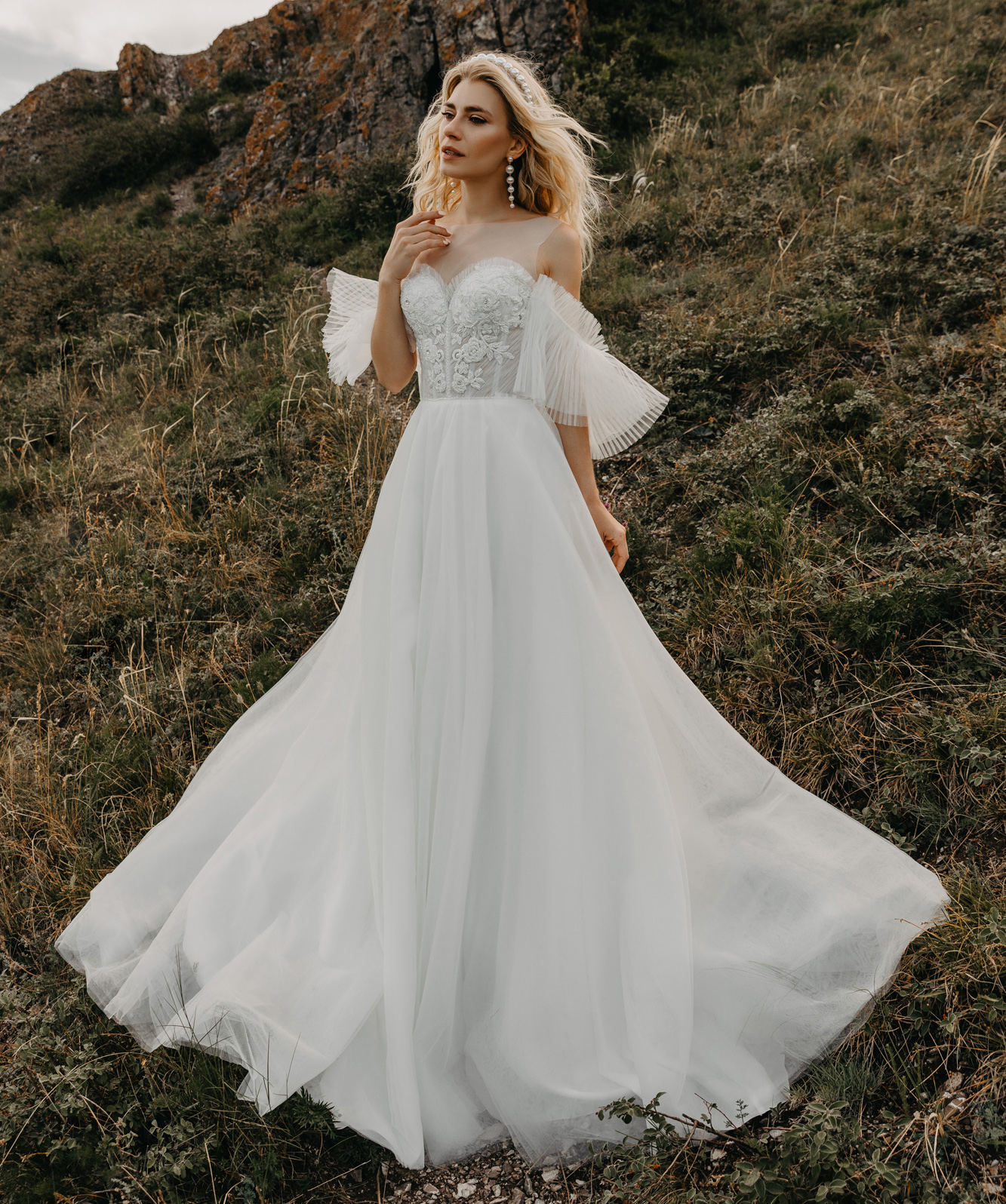 Bohemian Beach Wedding Dresses Sheer Jewel Neck Ruffles Short Sleeve Appliqued Bridal Gowns Sequins Flower Sweep Train Wedding Dress