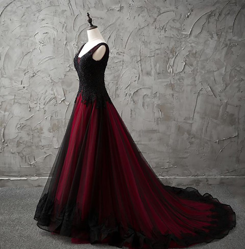 New V-Neck Sleeveless Black and Red Lace Appliques Beading Country Chic Dresses Low Back Colored Wedding Gowns Free shipping