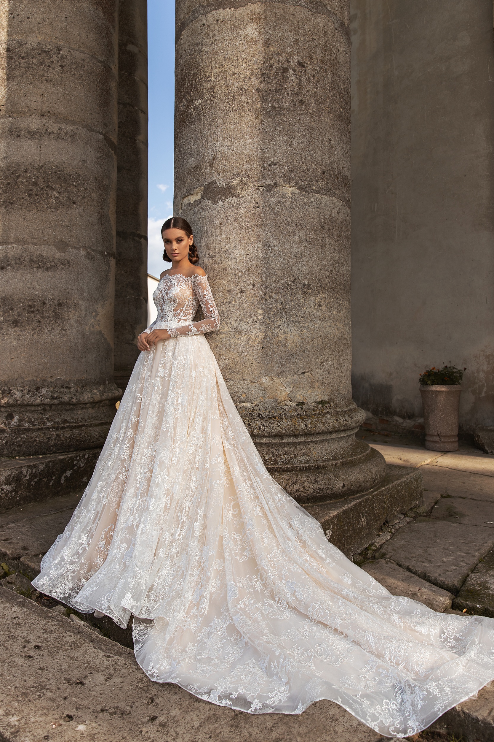 2020 New Long Sleeve Wedding Dresses Sheer Bateau Neck Lace Appliqued Bridal Gowns A Line Beach Wedding Dress