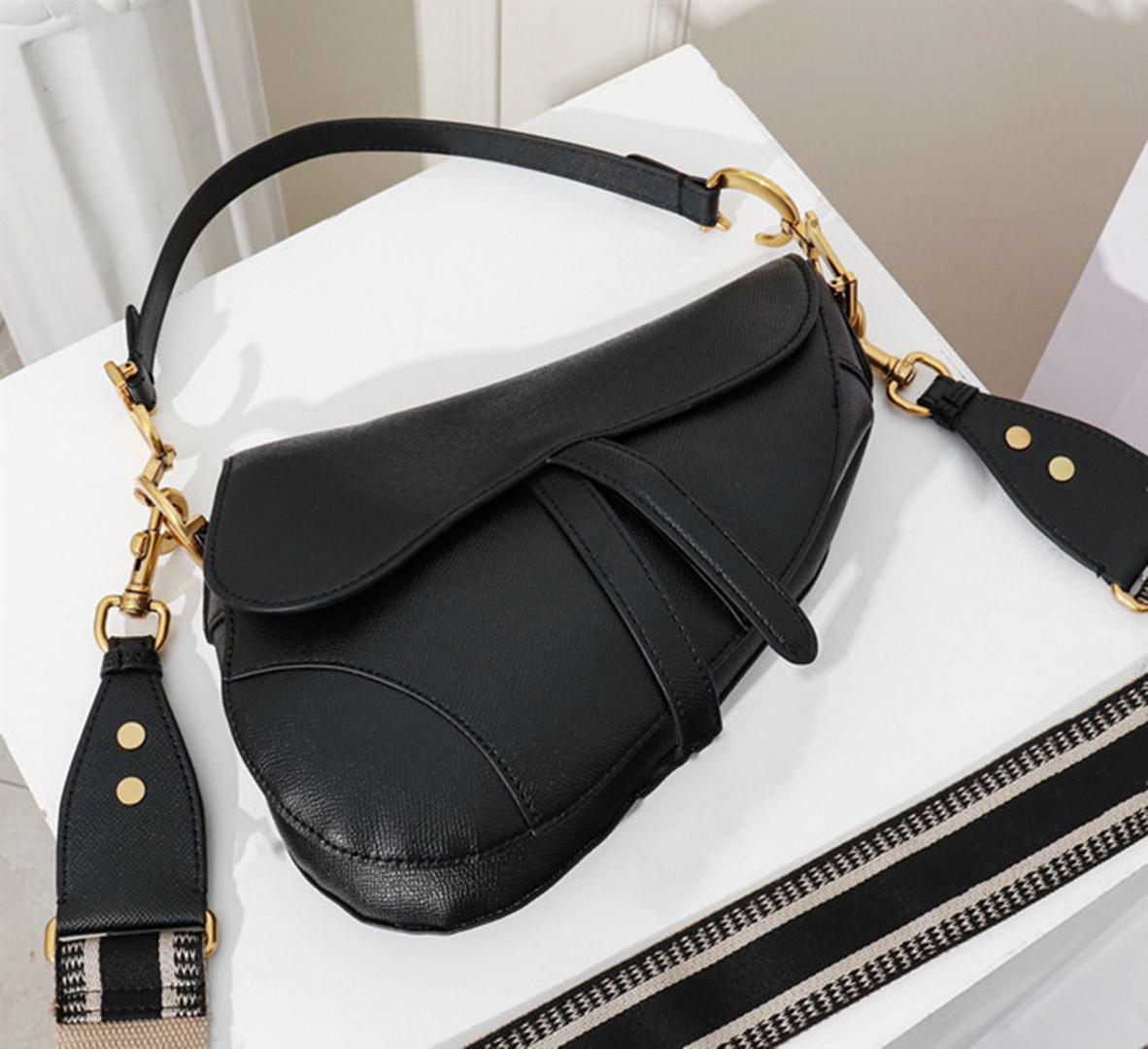 Famous designer women's handbag new letter shoulder bag high quality leather crossbody bag luxury saddle bag fashion handbag with box, Not sold separately
Famous designer women's handbag new letter shoulder bag high quality leather crossbody bag luxury saddle bag fashion handbag with box, Not sold separately