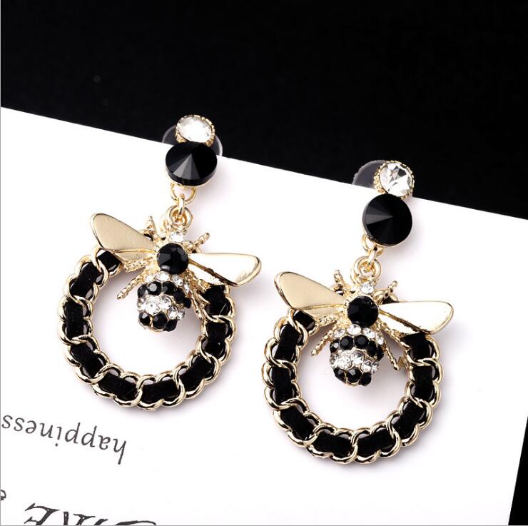 Luxury Designer Earrings with Black Stone Gold Alloy Bee Cute Circle Earrings for Women Jewelry Gift
Luxury Designer Earrings with Black Stone Gold Alloy Bee Cute Circle Earrings for Women Jewelry Gift