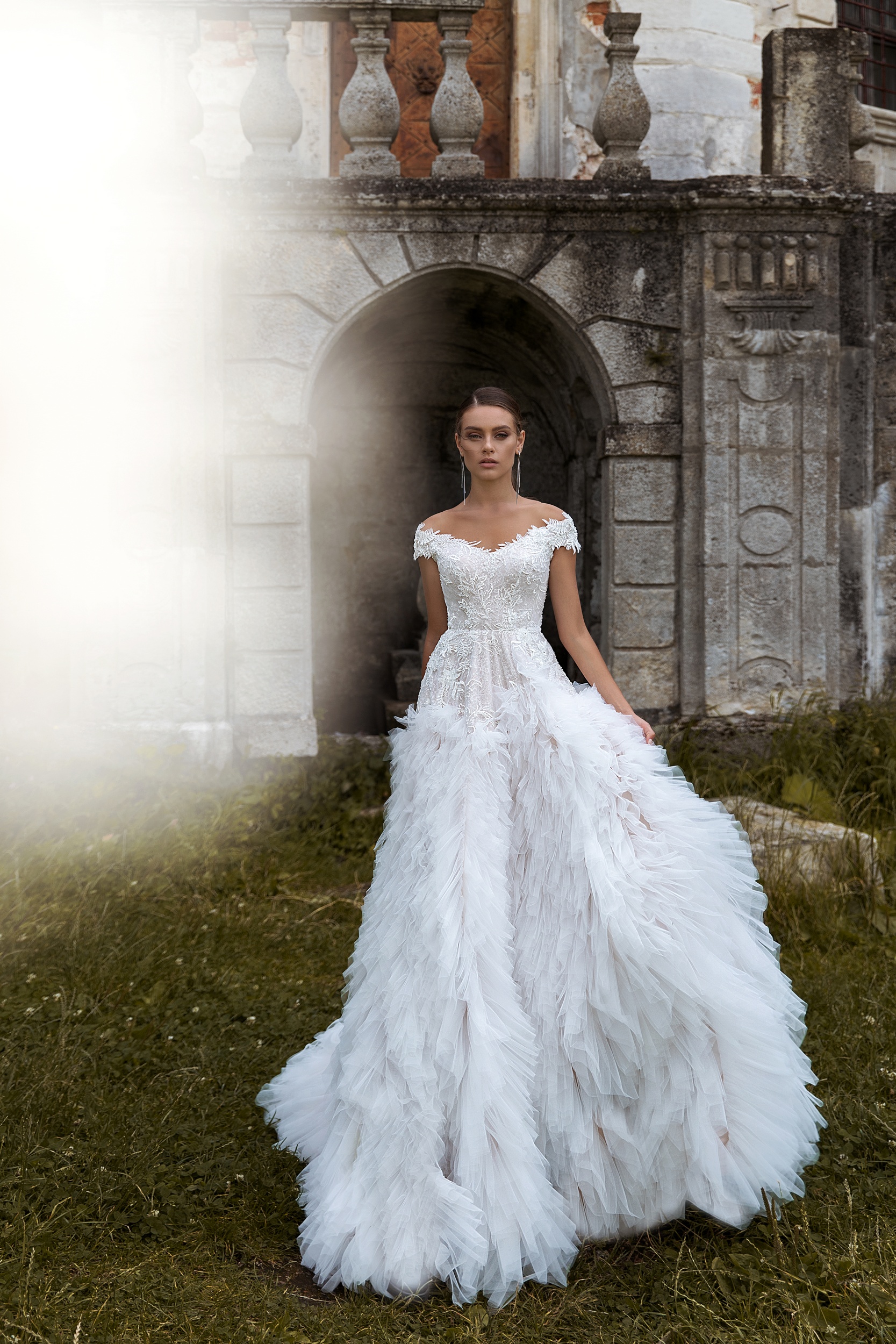 ruffles tired skirts wedding dresses appliqued lace sheer neck bridal gowns sweep train short sleeve wedding dress robe de marie