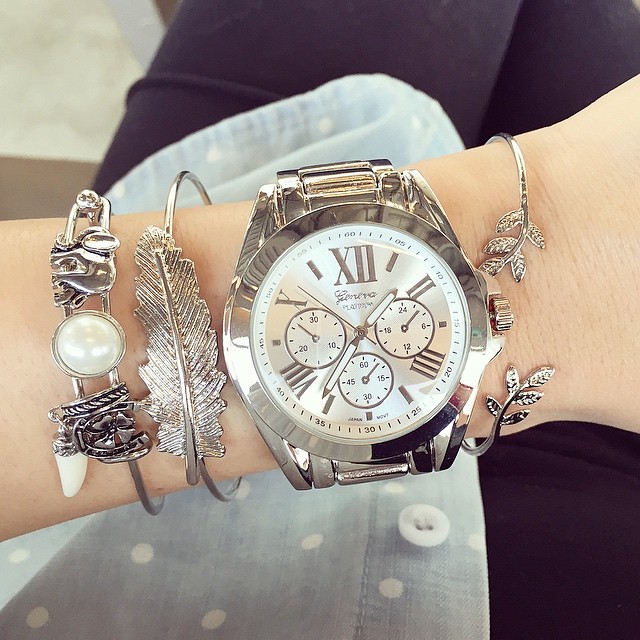 206 Top Quality Roman Numerals Oversized Bracelet Watch,Beautiful Look Classic Metal Watch Japan Movet Women Quartz Geneva Watch CJ191217, Issee
206 Top Quality Roman Numerals Oversized Bracelet Watch,Beautiful Look Classic Metal Watch Japan Movet Women Quartz Geneva Watch CJ191217, Issee