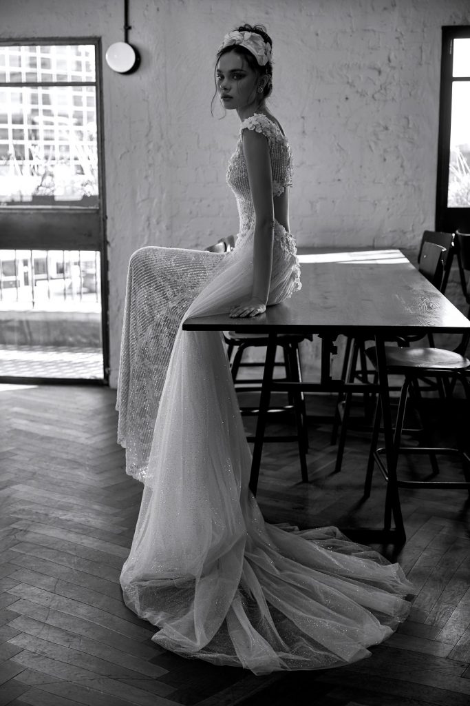 2020 Julie Vino Mermaid Dresses Deep V Neck Tulle Overskirt Bridal Gowns Lace Beaded Cap Sleeve Wedding Dress