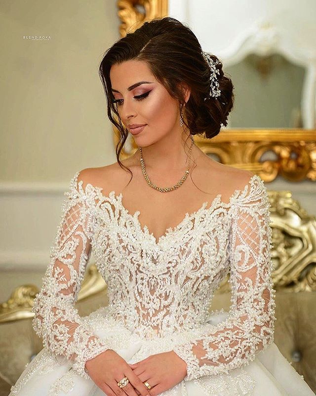 2020 New Arrival Wedding Gowns A Line V Neck Long Sleeve Plus Size Wedding Dresses Sweep Train Tulle Lace Applique Hollow Bridal Gowns