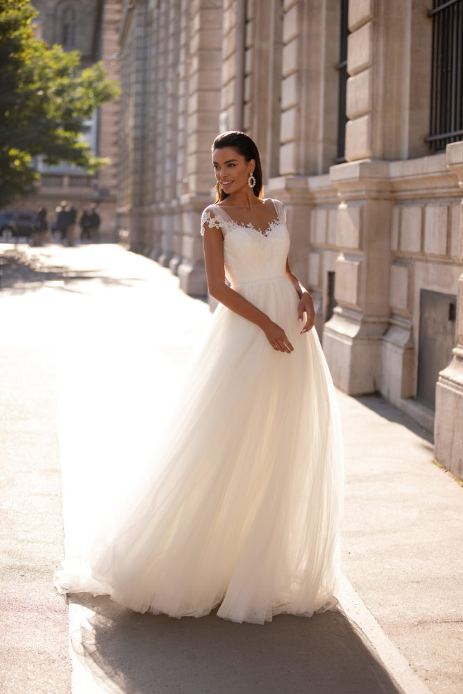 Simple A Line Millonova Wedding Dresses Short Sleeve Square Tulle Lace Applique Wedding Gowns Sweep Train robe de mariée