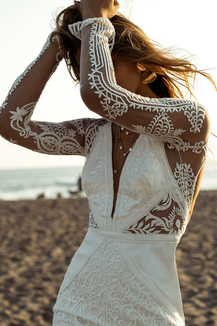 2019 Lace Country Wedding Dresses V Neck Hollow Back Appliques Sweep Train Long Sleeve Wedding Dress Custom Made Beach Bridal Gowns