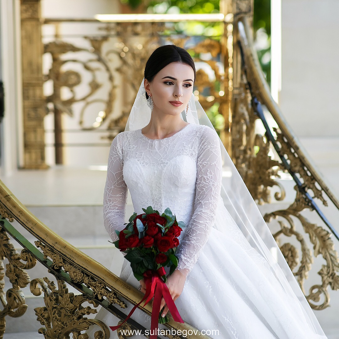 2020 Modest Elegant A Line Wedding Dresses Jewel Long Sleeve Lace Applique Wedding Gowns Sweep Train robe de mariée