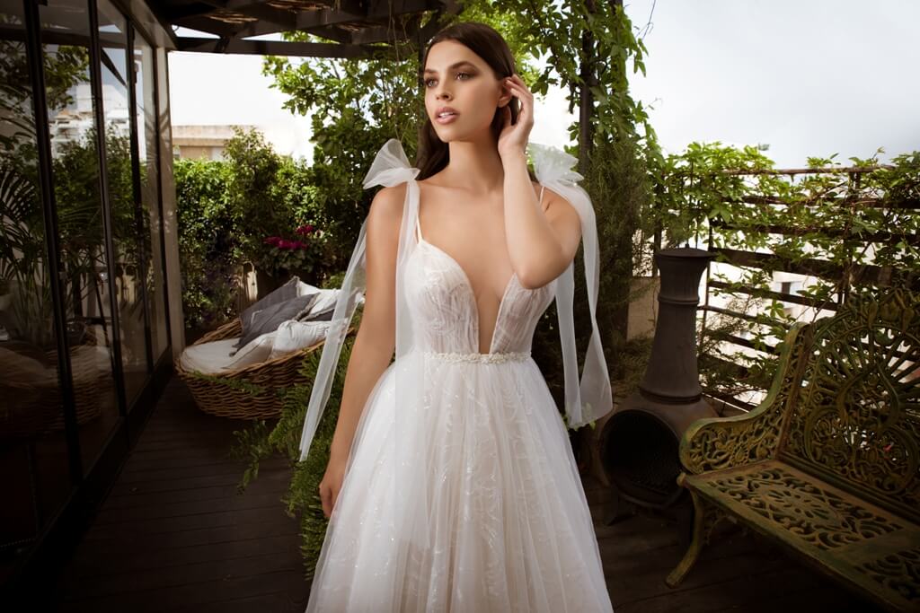 beach a line wedding dresses deep v neck lace appliques tulle bridal gowns girls backless sweep train robes de marie