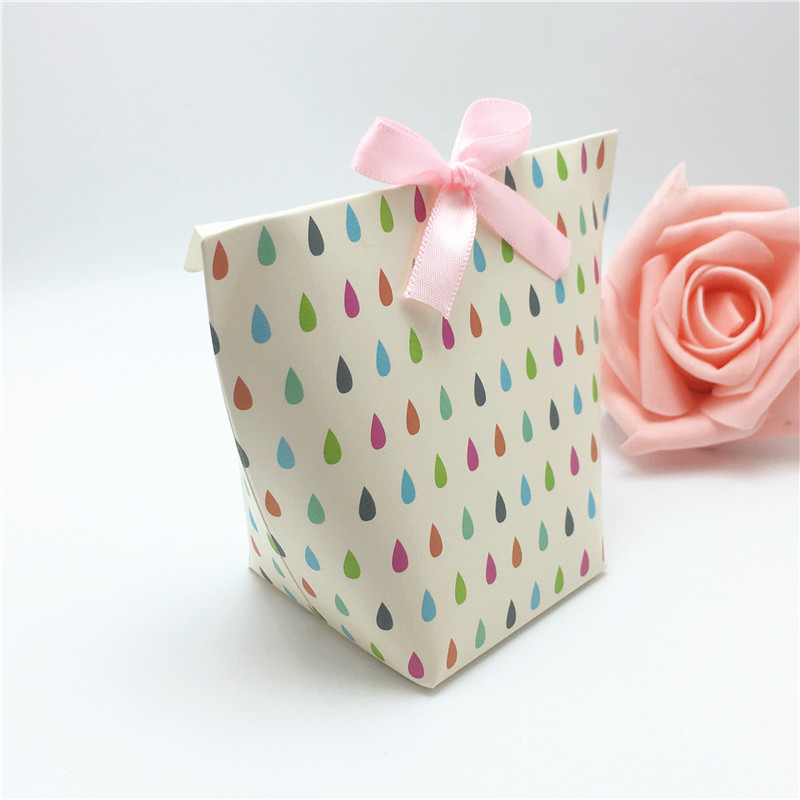 25Pcs Per Pack Sweet Love Wedding Candy Box White Raindrops/Black Dots/Lines Pattern Gift Favors Packaging Boxes 6x6x10cm
25Pcs Per Pack Sweet Love Wedding Candy Box White Raindrops/Black Dots/Lines Pattern Gift Favors Packaging Boxes 6x6x10cm