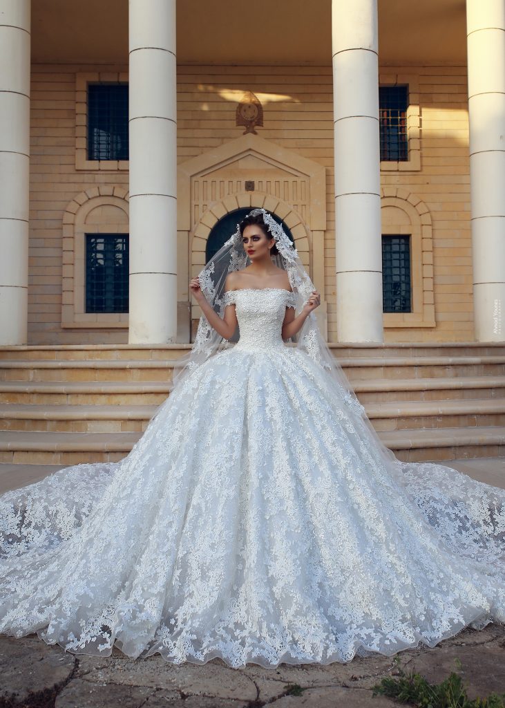 2019 Luxury Arabic Wedding Dresses Off The Shoulder Lace Appliqued Court Train Ball Gowns Custom Plus Size Wedding Dress Bridal Gowns