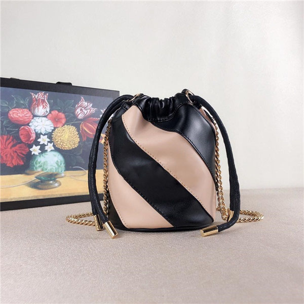 2019 autumn style, mini bucket bag, gold and silver two-color buckle hardware, extraordinary details, two different colors mix.
2019 autumn style, mini bucket bag, gold and silver two-color buckle hardware, extraordinary details, two different colors mix.