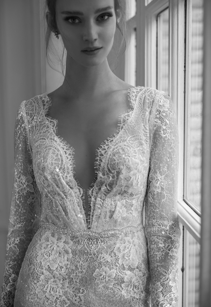 2020 Gorgeous Mermaid Wedding Dresses V Deep Neck Long Sleeve Sequins Beads Appliques Lace Bridal Dresses Sweep Train Wedding Dress