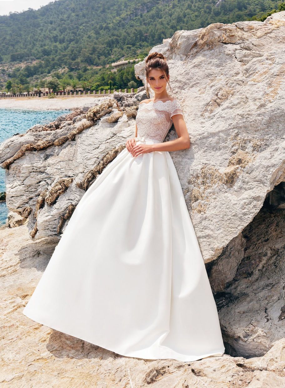 Off Shoulder Boho Wedding Dresses A Line Lace Appliqued Short Sleeves Bohemia Bridal Gowns Sweep Train Custom Made Beach Vestidos de Novia