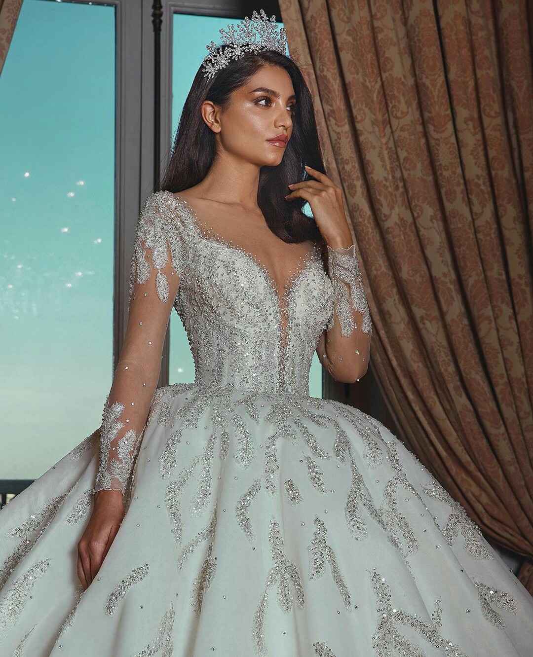 Luxury Arabic Church Wedding Dresses V Neck A Line Feather Long Sleeve Wedding Dress Custom Made Crystal Beaded Vestidos De Novia