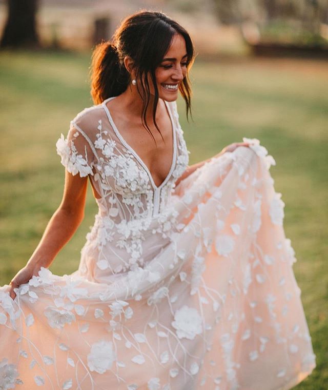 Champagne Wedding Dresses Boho V Neck Lace 3D Floral Appliques A Line Country Bridal Gowns Sweep Train Custom Made Beach Wedding Dress