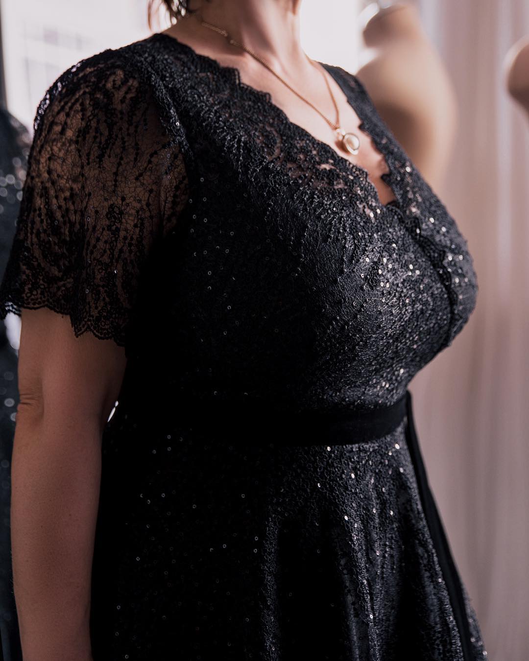 Newest Lace V Neck Short Sleeve A Line Mother Of The Bride Dresses Sequins Lace Mother Bride Dresses Plus Size Wedding Evening Gowns