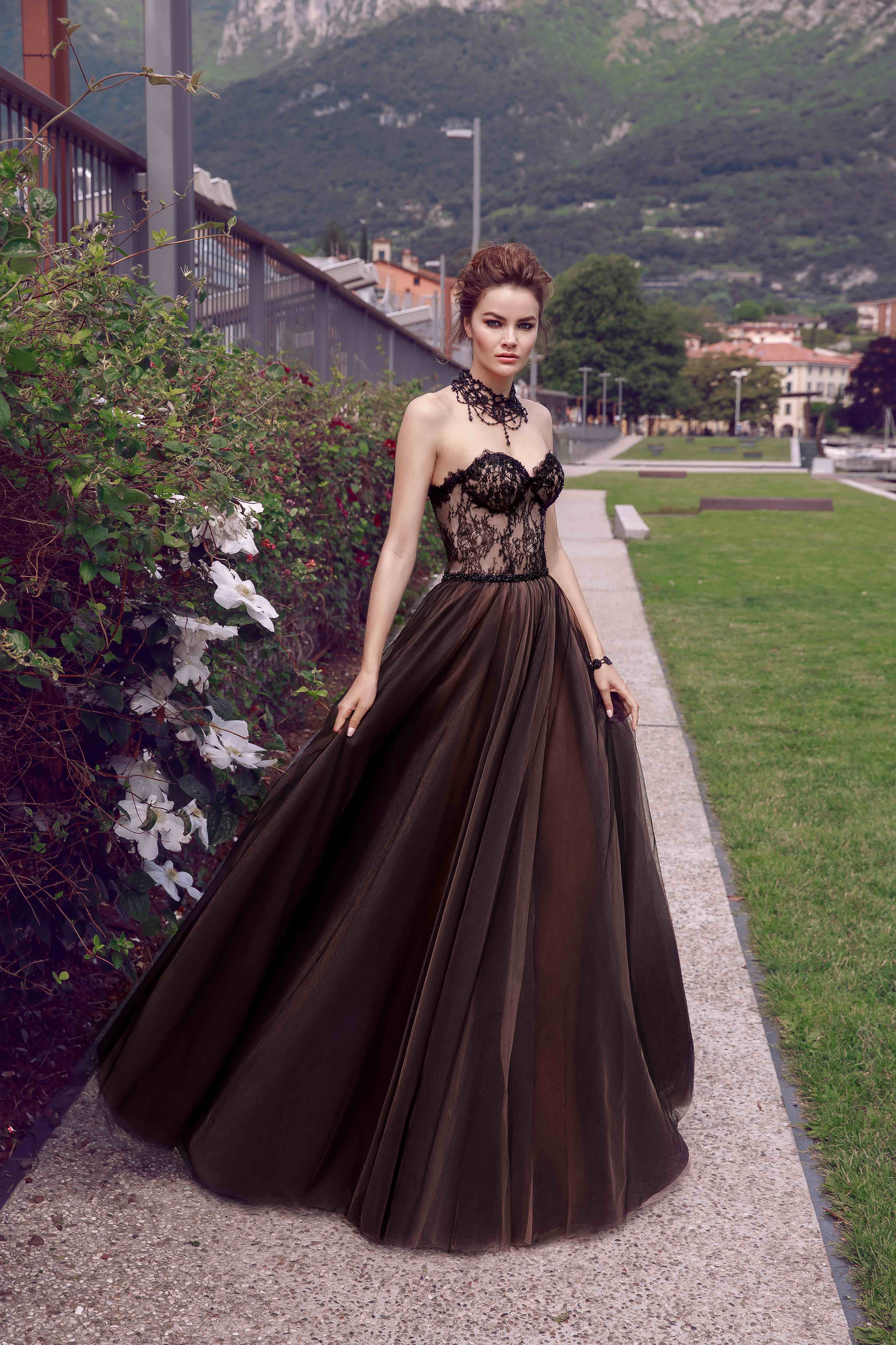 Innocentia Vintage Prom Dresses 2019 Illusion Lace Sweetheart Formal Evening Dress Floor Length Royal Style Special Occasion Dresses