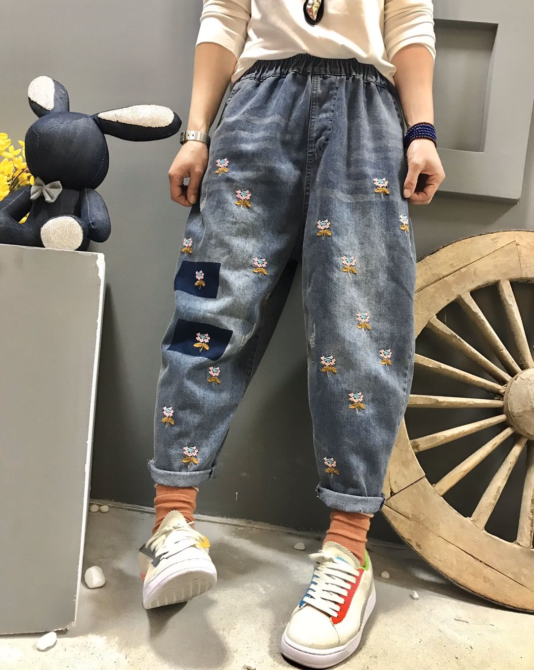 Blue White Black Feer Female Embroidered White Jeans Bk4428
Blue White Black Feer Female Embroidered White Jeans Bk4428