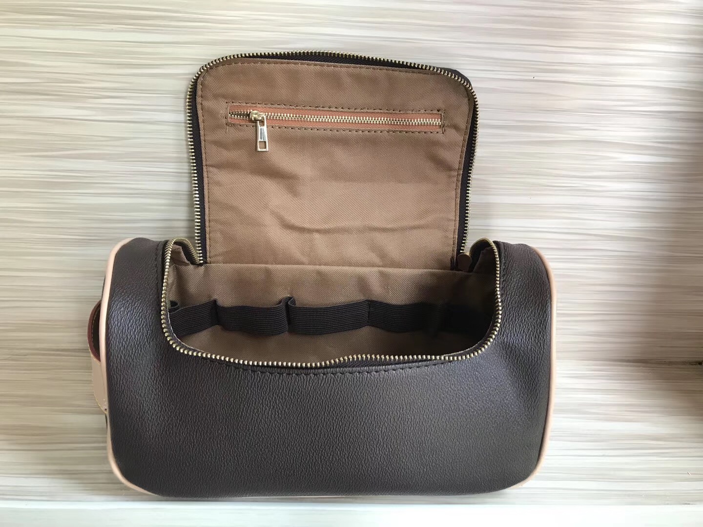 Single zipper Women's Cosmetic Bags travelling toilet bag fashion design women wash bag large capacity cosmetic bags makeup toiletry bag Pou
Single zipper Women's Cosmetic Bags travelling toilet bag fashion design women wash bag large capacity cosmetic bags makeup toiletry bag Pou