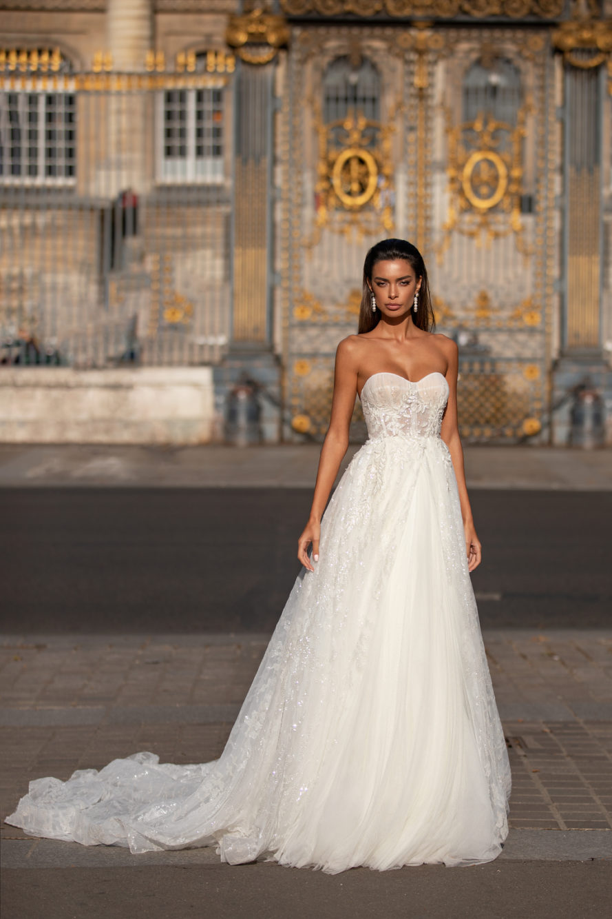 A Stunning Appliqued Line Wedding Dresses Strapless Neck Sequined Bridal Gowns Pleated Tulle Court Train Robe De Marie