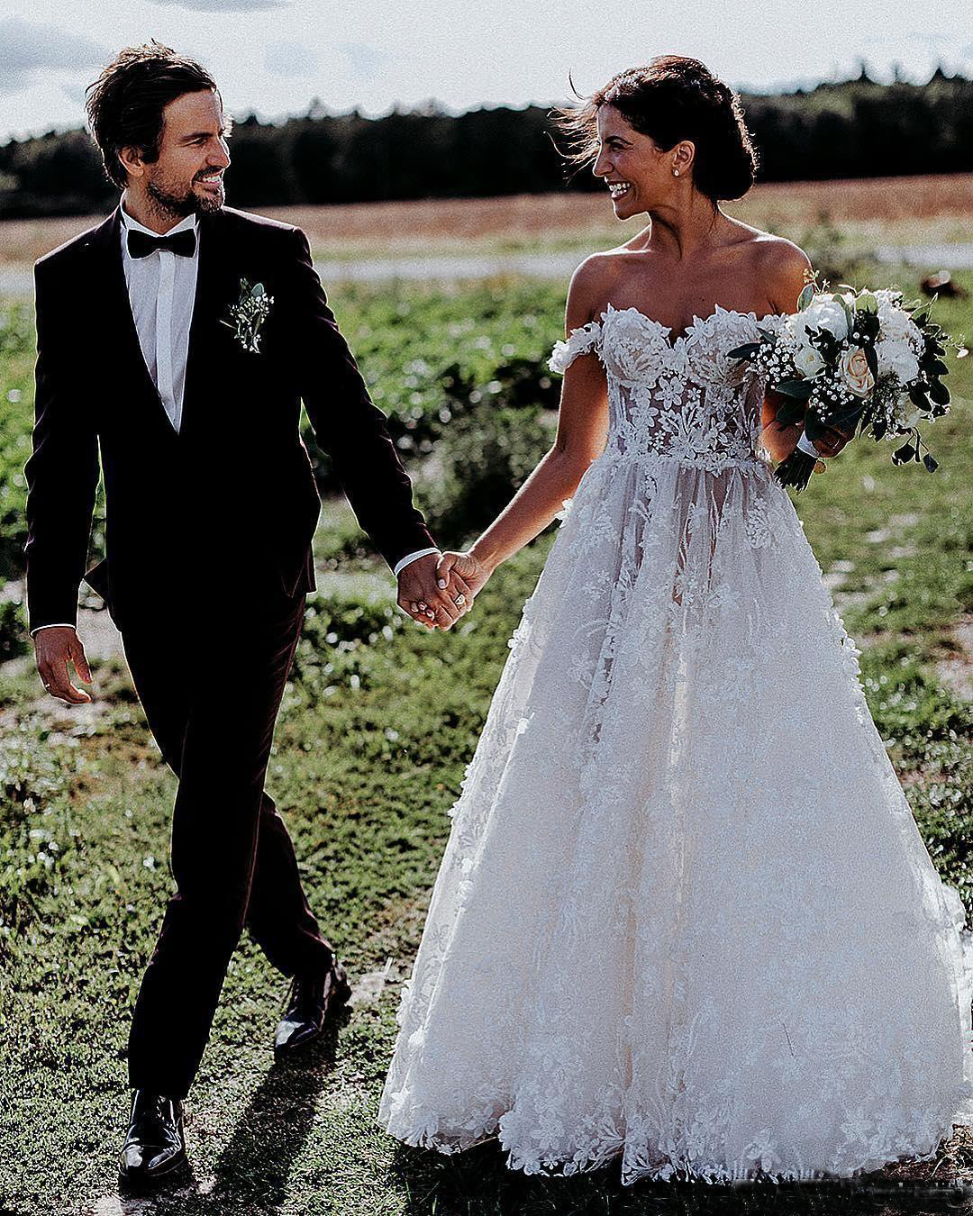 2019 Bohemian Wedding Dresses Off The Shoulder Lace 3D Floral Appliques A Line Beach Wedding Dress Sweep Train Cheap Bhoh Bridal Gowns