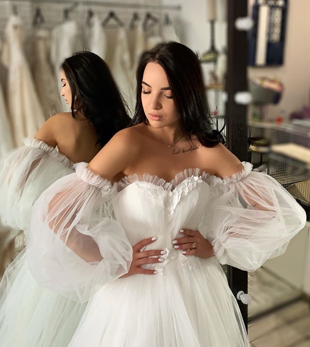 Tulle Wedding Dresses Off Shoulder Ruffles Poet Long Sleeve Backless Sweep Train Bridal Gowns robes de mariée