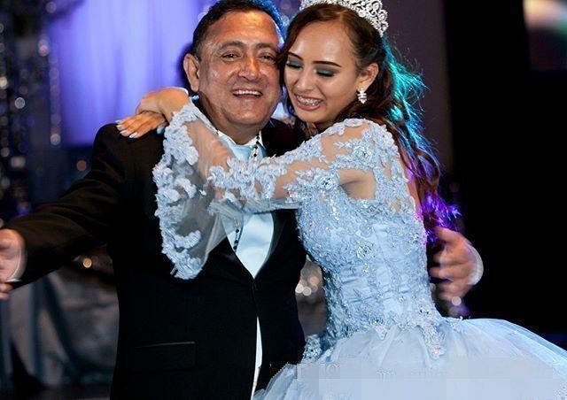 Quinceanera Light Blue Dresses V Neck Long Poet Sleeevs Lace Applique Beaded Corset Back Custom Made Sweet Birthday Party Prom Ball Gown