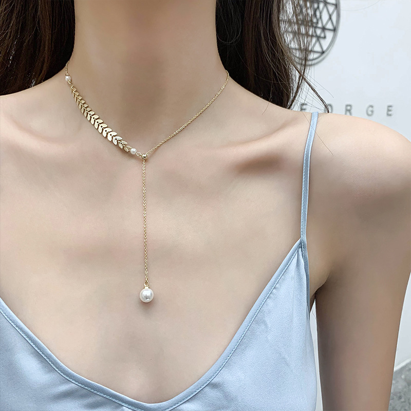 Chains 2021 European Style Pearl Choker Fairy Willow Leaf Chain Pendant Women's Necklace Ins Simple Net Red Collarbone Neck
Chains 2021 European Style Pearl Choker Fairy Willow Leaf Chain Pendant Women's Necklace Ins Simple Net Red Collarbone Neck