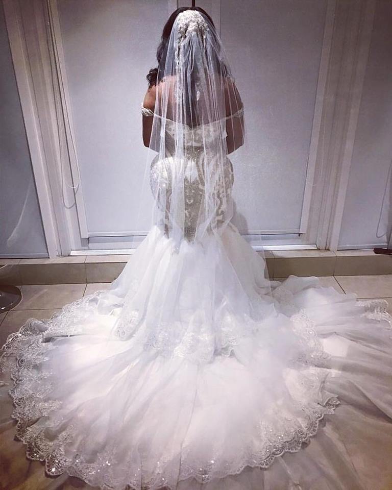 2019 Plus Size Wedding Dresses Off The Shoulder Gold Lace Appliqued Beads Luxury Mermaid Wedding Dress Sweep Train Beach Bridal Gowns