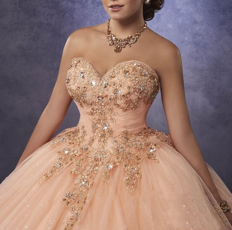 2022 Sparkling Tulle Quinceanera Dresses Ball Gown Sweetheart Neck Line Ruched Bodice With Lace and Beads Detachable Straps Girls Party Gown